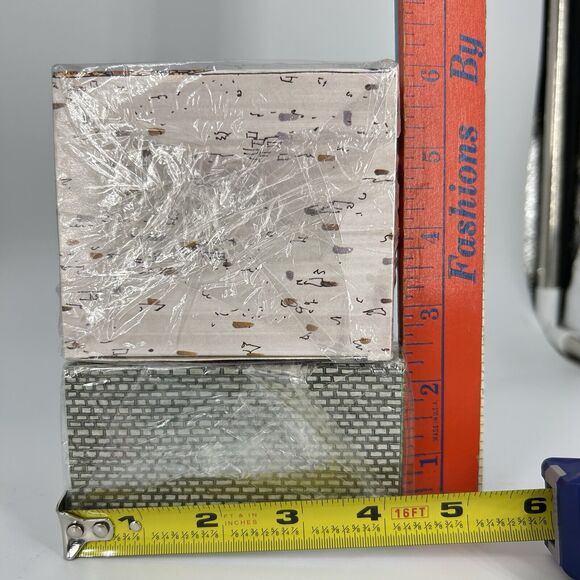 2x NEW Dept 56 Charles Dickens Heritage Ornament 95 SIR JOHN INN 94 Dedlock Arms - Picture 8 of 13